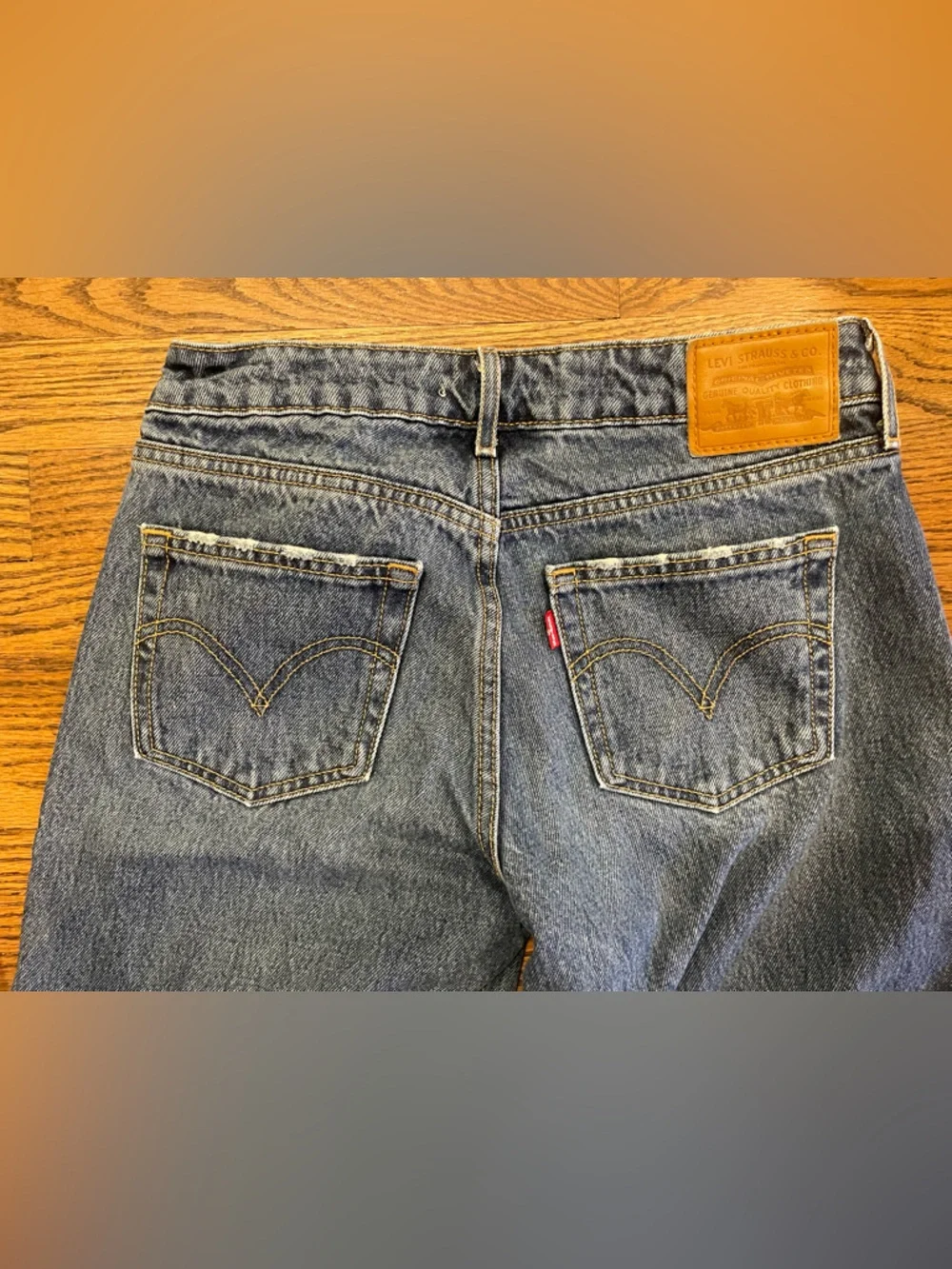 Levi's Women's Low Loose Jeans - Medium wash 25x32 - Picture 5 of 9